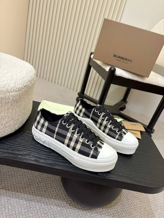 男女款 ！ Burberry2025爆款出炉，历经三年经典格子回归，百搭，装饰精纺 Burberry 格纹图案。搭配网眼内衬和格纹鞋带，橡胶鞋底饰有典藏 Bur