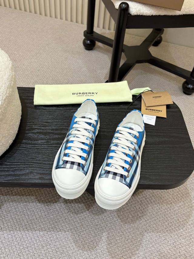 男女款 ！ Burberry2025爆款出炉，历经三年经典格子回归，百搭，装饰精纺 Burberry 格纹图案。搭配网眼内衬和格纹鞋带，橡胶鞋底饰有典藏 Bur
