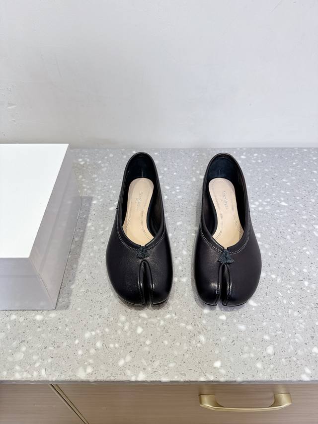 东莞货 配飞机盒包装 Maison Margiela Mm6马吉拉 25Ss春夏新款 马皮水洗 分趾鞋 Tabi分趾鞋 芭蕾舞鞋 原版开模双层真皮鞋底 原版套楦