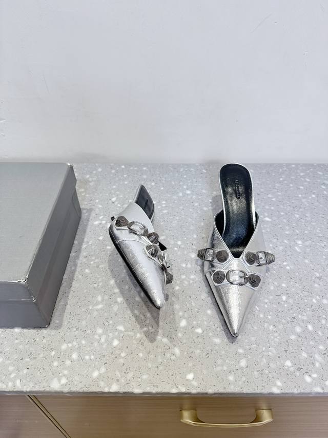 Balenciaga 巴黎世家 25Ss春夏新款 新金属铆钉 高跟 尖头 拖鞋 这Agole凉鞋鞋型是淑女拖鞋上面的铆钉又超级朋克街头简直太别致了 Ins爆款