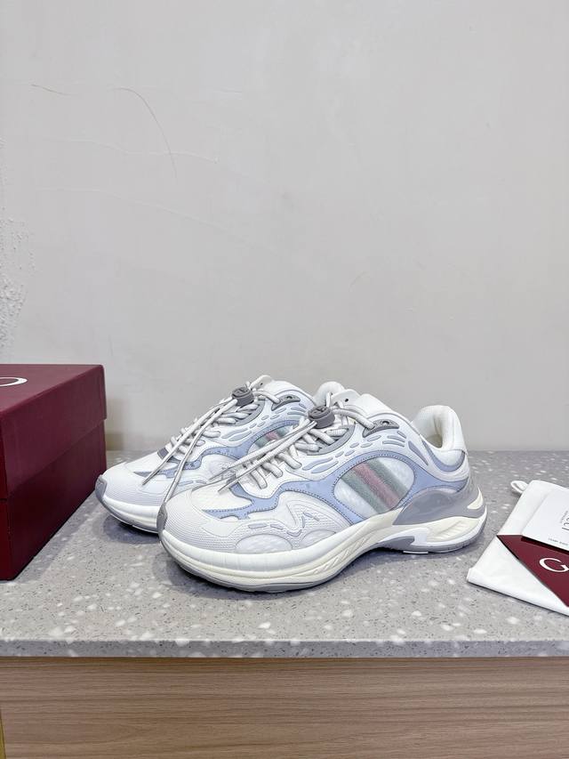 Gucci 古驰 25Ss爆款新款 情侣款 复古 运动鞋 老爹鞋 这款Gucci 2.0焕新演绎品牌标志性条纹织带元素。这款焕新诠释标志性细节，采用Eva厚鞋底