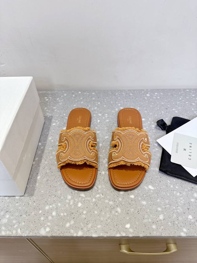 Celine 塞琳 25Ss春夏新款 复古 平底 拖鞋 凯旋门英伦风平底微标拖鞋 简约大气时髦 耐看不过时 是时尚圈永不退潮的经典所在，复古的英伦风格，让你穿出
