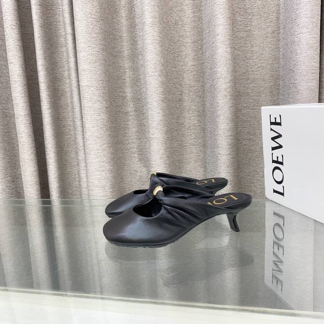 2025最新罗意威Loewe Ss夏季限量版的拖鞋，搭配春夏最火的色调，真正的休闲时尚拖，加若隐若现的美感，采用胎小羊皮，触碰皮面就像婴儿的皮肤一样的感觉，超软