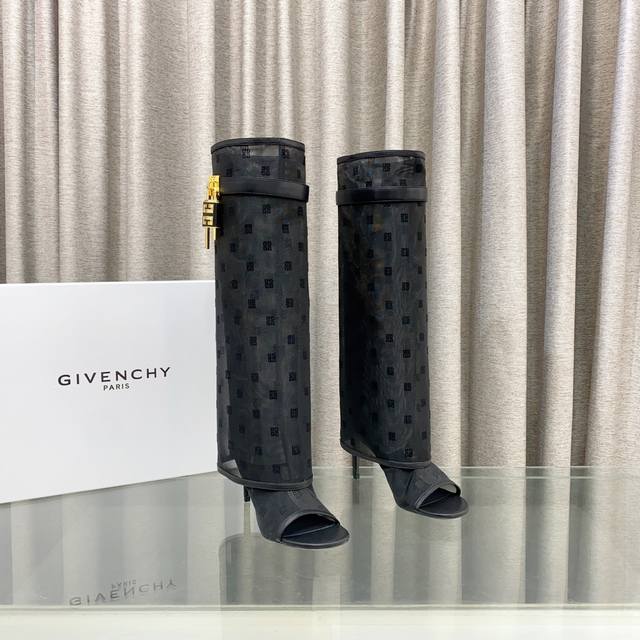 顶级版本 定做款 Givenchy纪梵希新款时尚长靴亮泽皮革靴 原版1:1开发，腿部饰有皮革束带，搭配金属扣，侧面饰有金色4G Logo金属挂锁，杏仁形露趾鞋头