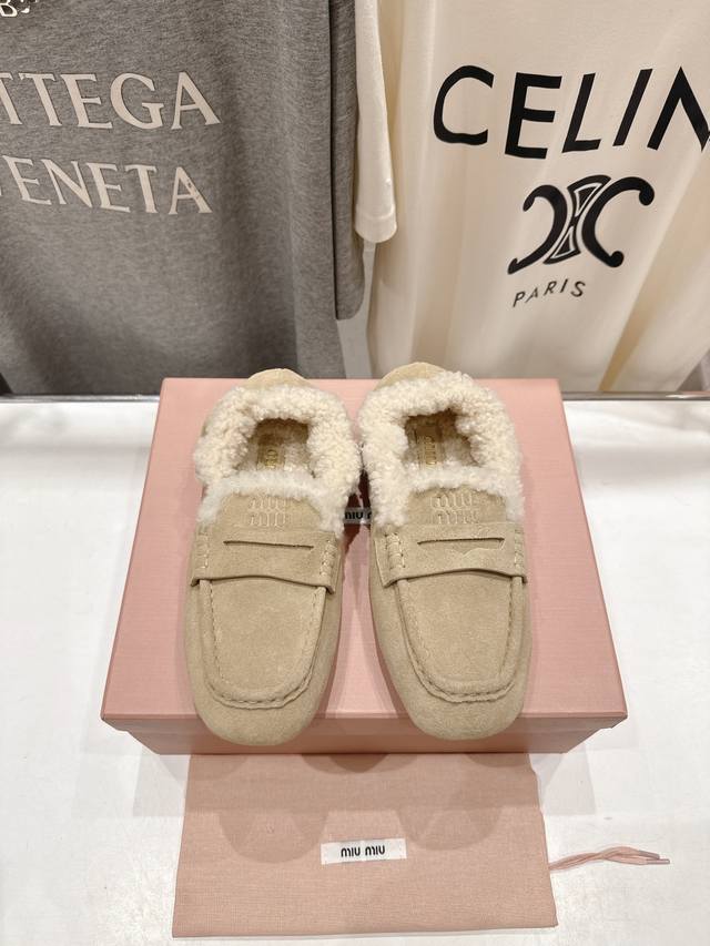高版本出厂 Miumiu 缪缪2025Ss秋冬走秀款一脚蹬驾车鞋加毛乐福鞋毛毛鞋 这款永不过时的反绒皮驾车鞋饰有压花Miu徽标，彰显别具一格的经典格调。 上脚非