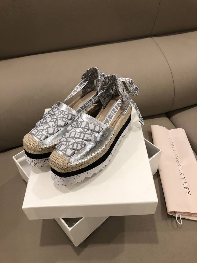麻绳底 实拍Stella Mccartney厚底休闲单鞋 ，面料牛仔布，内里羊皮， %穿着舒适度。 跟高8厘米，码数35-40，41.42订做，拿货310