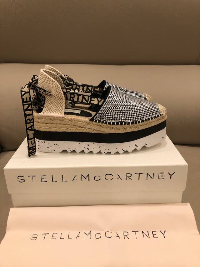 烫钻款麻绳底 实拍Stella Mccartney厚底休闲单鞋 ，面料牛仔布加烫钻，内里羊皮， %穿着舒适度。 跟高8厘米，码数35-40，41.42订做，拿货