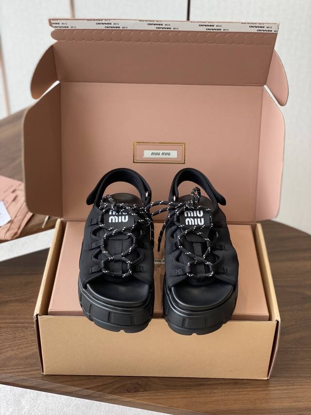 Miu Miu 25Ss 春夏新款锯齿罗马 厚底 凉鞋 复古时髦前卫的轮齿5Cm 左右 Eva超轻发泡 鞋底搭配鞋面，让整双鞋轻便舒适 鲜艳色彩 满足不同风格时