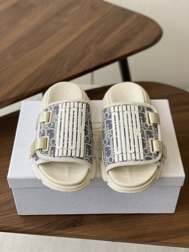 Dior25Ss 春夏新款 D字刺绣厚底运动拖鞋 特百搭经典款式 此款休闲鞋采用印花网眼织物精心制作，搭配同色调软发泡大底，大底侧边饰以品牌Logo，打造经典造