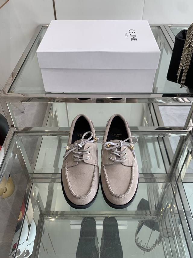 Celine 思琳 25Ss最新款Bateau凯旋门扣 乐福鞋 经典再现 缠绕鞋带勾勒随性 复古孔眼点缀细节 极简设计与精湛工艺碰撞 一脚穿出法式慵懒腔调 解锁