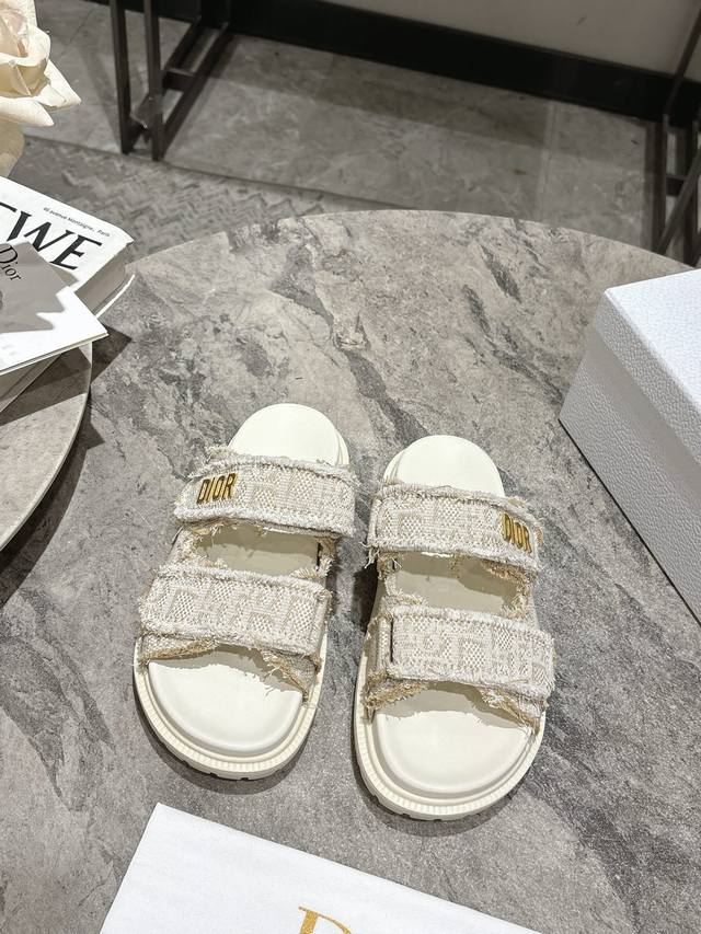 新颜色 顶级版本 2025夏季爆款 超赞 Dior. D家2025新款魔术贴凉鞋 Go原版复刻 高端定制 超耐看超百搭款 上脚非常舒适 超好穿 比香奶奶款还香