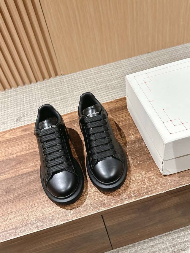 男+10 黑皮石头纹 # 麦昆当之无愧算是小白鞋里的经典之王 市面上做的人也确实不在少数，版本也是参差不齐但真正离正品还是有一段距离！请看我们独家 1独家定制的