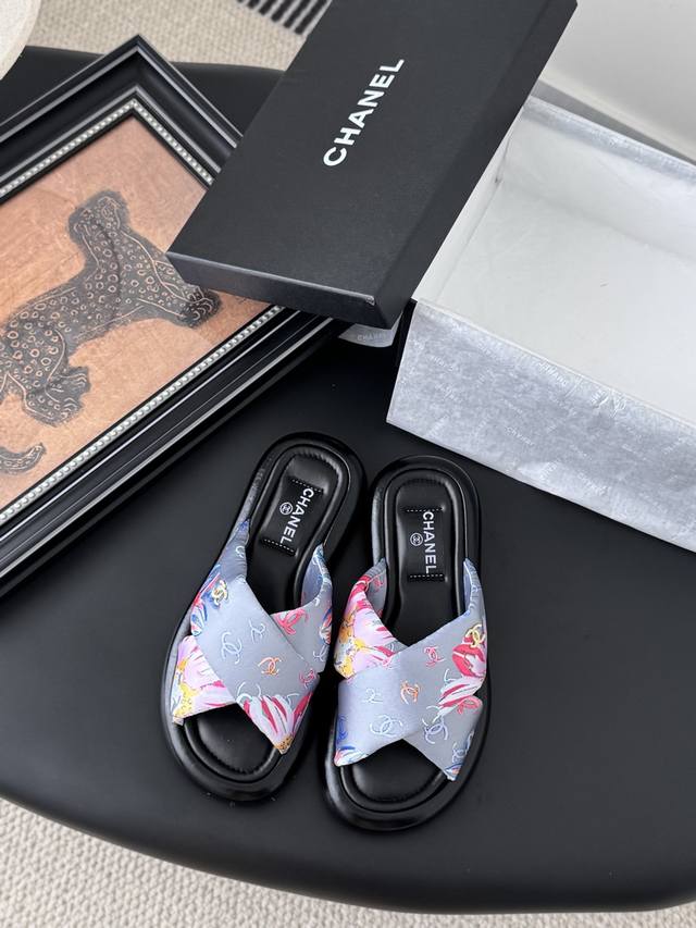 Chanel 爆款交叉拖鞋 跑量价 鞋面丝绸布，内里羊皮，原版发泡大底！ Size：35-40 41-42定