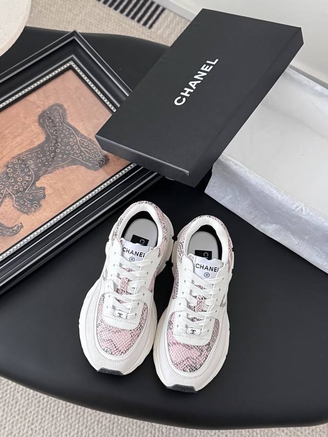 Chanel 25C新款银角大王运动休闲鞋 百搭小白鞋 款式搭配不会出错 撞色搭配活力满满啊 侧面压印Logo 上脚很秀气 鞋面原版定制材料 原版大底 Size