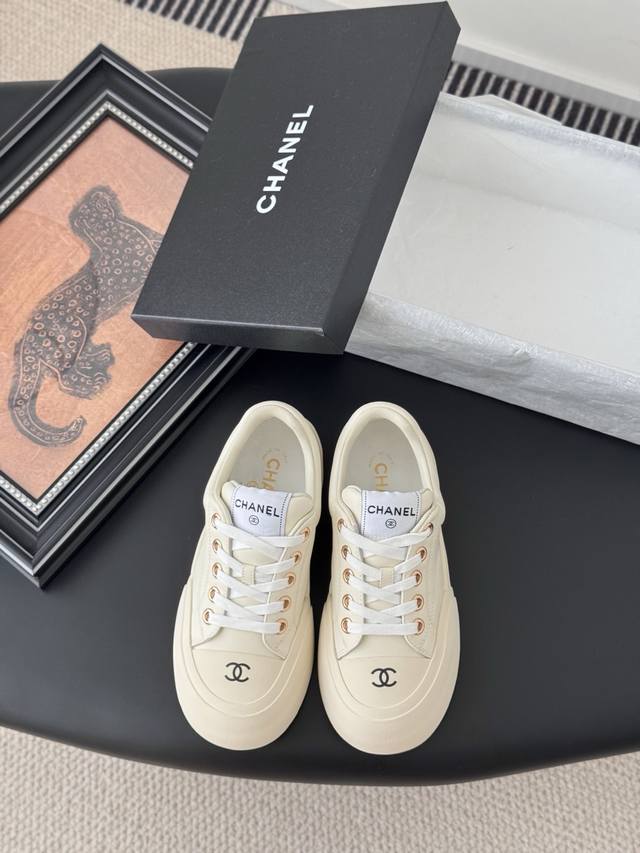 Chanel 25C新款运动休闲鞋 百搭小白鞋 款式搭配不会出错 撞色搭配活力满满啊 侧面压印Logo 上脚很秀气 鞋面原版定制材料 原版大底 Size:35-