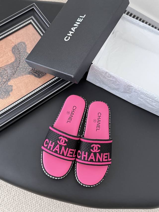 Chanel 25P新款字母拖鞋 春夏新款，高版本高品质。 鞋面布，垫脚羊皮，橡胶大底。 Size:35-39 其他码数定做