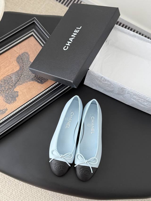 Chanel 新色芭蕾舞鞋 原版1:1复刻 经典中的经典 无论搭配裤装还是裙装都是完美 小圆头的设计很好的修饰脚型 ，小仙女们必备！ 码数 ：35-41 40定