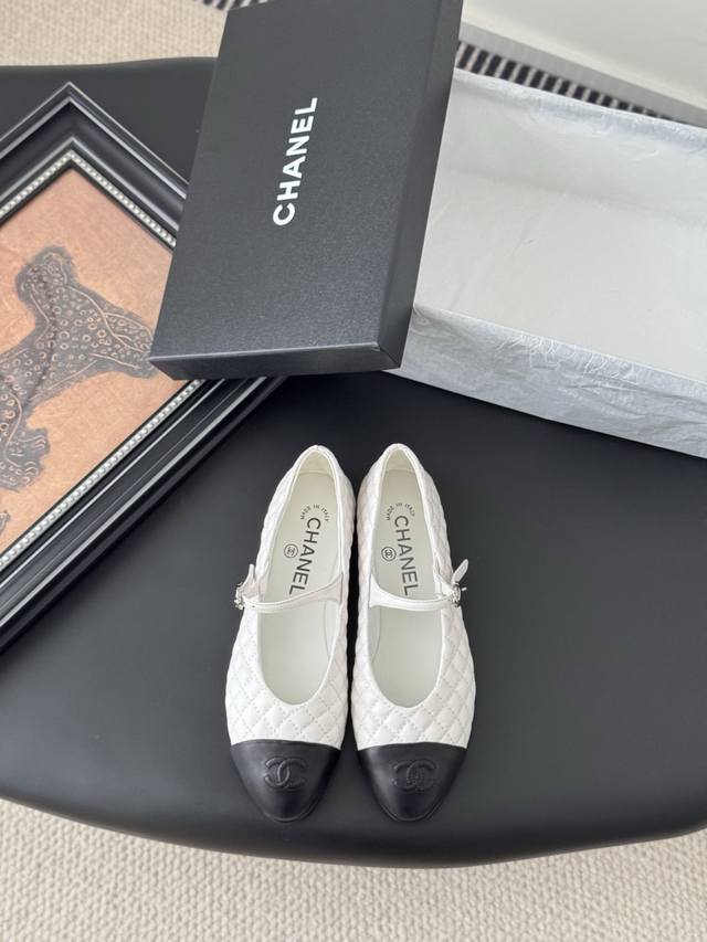 Chanel 25S走秀款玛丽珍单鞋 简约又不失甜美俏皮！ 立体电绣Logo，纯色面料清爽易搭，搭配扣子更加跟脚。内里羊皮 真皮大底 Size:35-40