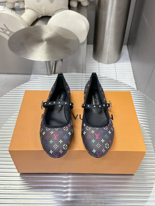 橙子出厂价Pp Lv 玛丽珍 小扣带 24S春夏新款丹宁牛仔猫跟系列 Lv老花越看越耐看 加上牛仔就又多一点俏皮感 夏日搭配短裤短裙阔腿长裤都很好看小猫跟也有一