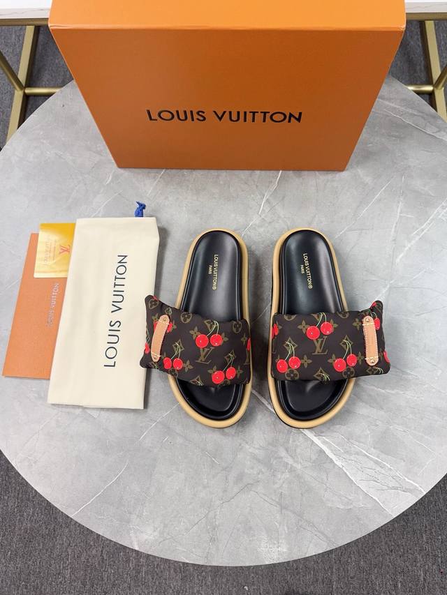 橙子出厂价P Lv 拖 驴牌L家 爆款 浮雕Logo 压花 凉拖鞋 本款 Pool Pillow Comfort 平底凉拖取材科技织物，以高频压印技术重绎 Mo