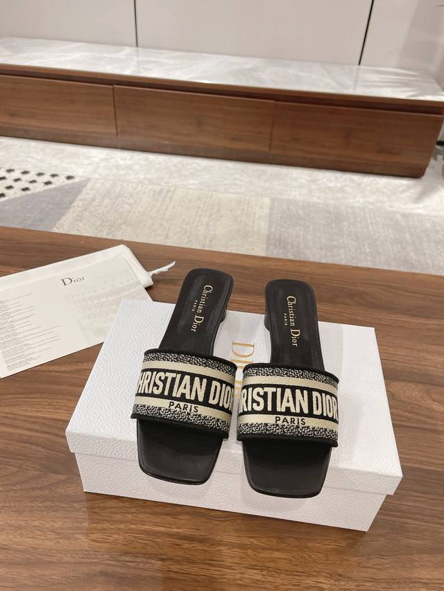 橙子出厂价P 迪奥 粗跟 拖 Dior 迪奥 Dway春夏新款一字刺绣拖鞋顶级代购版本 Cd字母Logo立体刺绣圆柱跟凉鞋 方头粗跟果冻色露趾拖鞋 鞋面：原版一