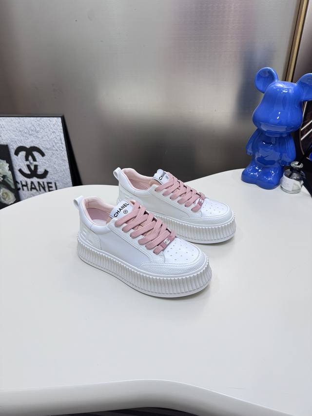 出厂： Chanel 2025Ss香奈儿新款 轮胎休闲运动鞋 厚底 高版本 原版购入开发 做货 小香这季休闲款运动鞋 刷爆小红书 Ins。各种社交平台，疯狂爆发
