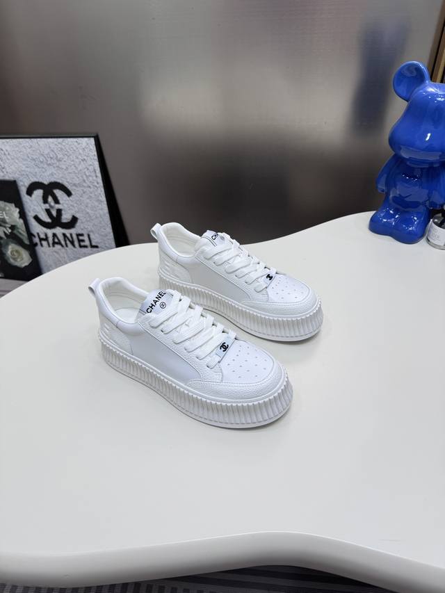 出厂： Chanel 2025Ss香奈儿新款 轮胎休闲运动鞋 厚底 原版购入开发 做货 小香这季休闲款运动鞋 刷爆小红书 Ins。各种社交平台，疯狂爆发！经典设