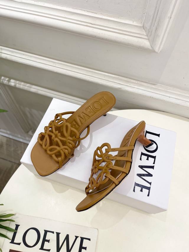 橙子出厂价P 罗意威 拖 Loewe 罗意威 春夏新品 Petal Anagram镂空小猫跟拖鞋 Loewe作为这两年最受欢迎的设计师牌，设计简单、细节巧妙、清