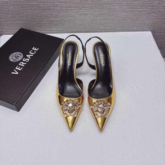 出厂： Versace 美杜莎人头扣侧空凉鞋 米兰秀场同简约干练的版型，童话般的亚特兰蒂斯或神奇的海洋主题，各种彩色扣配色，鲜艳的颜色和自由的轮廓，同时充满艺术