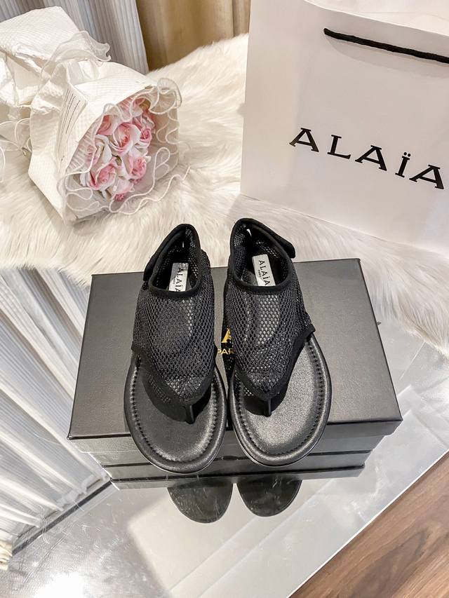 出厂： Alaia新款夹脚拖凉鞋网状日常休闲约会必备的神器夜店最爱网纱设计上脚非常性感抚媚强烈推荐代理们主推 标准码数：35-40 颜色：黑色、白色
