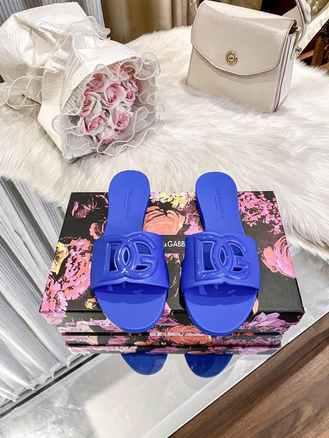 出厂： D G 新款拖鞋款实拍上新 杜嘉班纳 D&G 专柜的镇店之宝！原板购入经过设计师不断调试和改良，升级后更完美！更舒适！全新楦型、跟型、线条、面料颜色、材