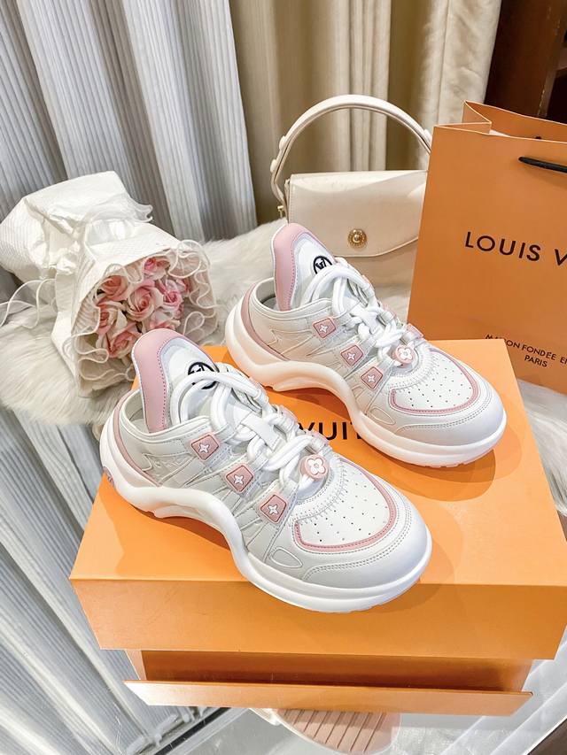 出厂： 半拖 Lv Biu、Biu、Biu、新颜色、新版本最高端大气的包装质量驴牌休闲运动老爹鞋大胆的前卫设计上富有个性的波浪形大底，风骚整个时尚圈超符合新潮流