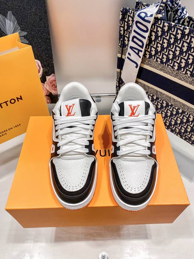 出厂： Louis Vuitton 路易威登 Lv Trainer 情侣款运动鞋板鞋 休闲复古篮球鞋 从复古篮球鞋汲取灵感，打造备受青睐的 Lv Trainer