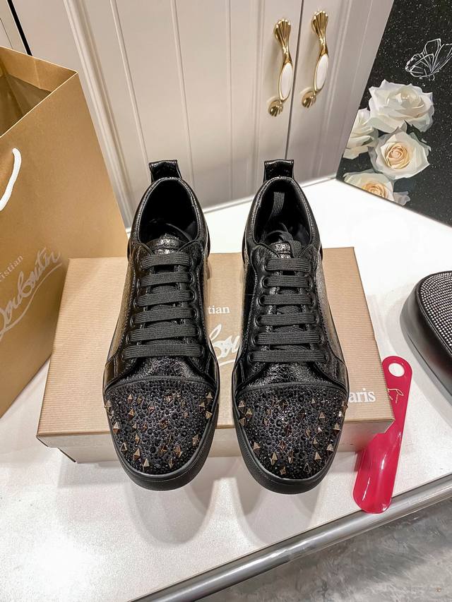 出厂： 定制款 Christian Louboutin Cl低帮板鞋系列 铆钉 水钻 运动鞋休闲鞋红底鞋 情侣款 定做时间较长，请耐心等待！ 码数：女35-40