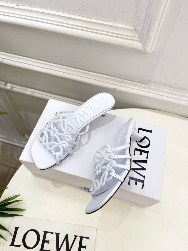 出厂： Loewe 罗意威 春夏新品 Petal Anagram镂空小猫跟拖鞋 Loewe作为这两年最受欢迎的设计师牌，设计简单、细节巧妙、清新脱俗！ 不想满大