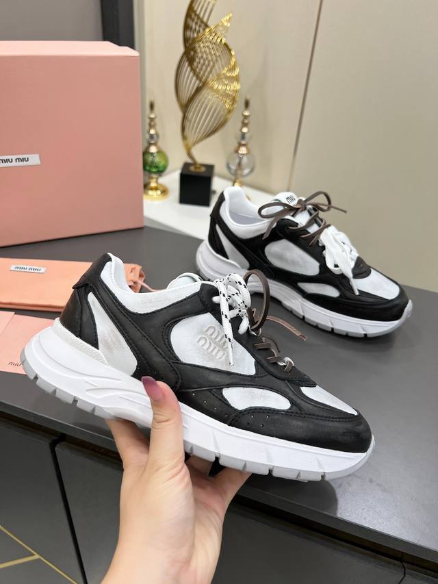 Miumiu.缪缪出了新的联名款老爹鞋啦 之前的Miu Miu X New Balance 联名鞋子火的一塌糊涂，这次又来了老爹鞋款，新的联名系列 不再是薄底鞋