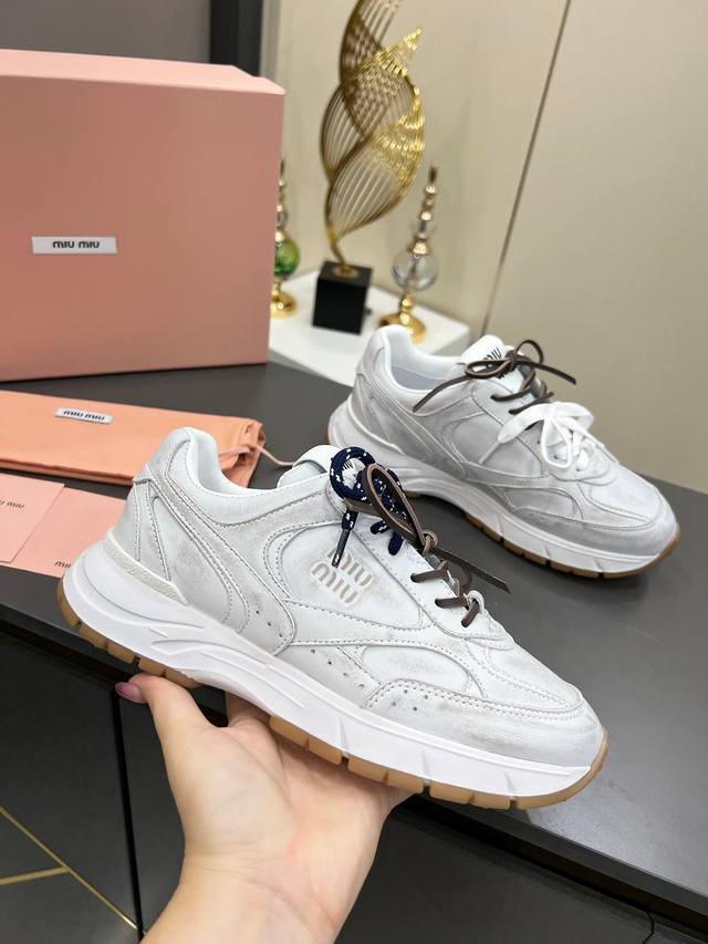 Miumiu.缪缪出了新的联名款老爹鞋啦 之前的Miu Miu X New Balance 联名鞋子火的一塌糊涂，这次又来了老爹鞋款，新的联名系列 不再是薄底鞋