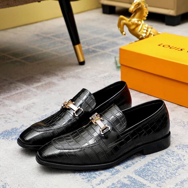 工厂P价 Louis Vuitton 里 路易威登 新款男士休闲商务皮鞋官网原版复制，鞋面采用进口官网1:1材料制作意大利牛皮面，水染内里绝非一般的工艺制造，大