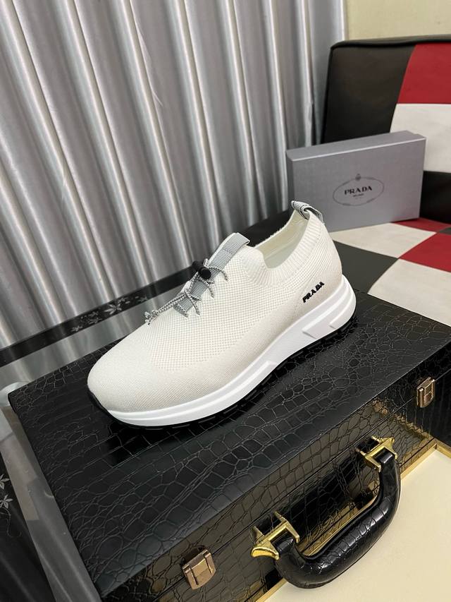 S38-44P 家高品质原单精品！男士厚底运动鞋，呈利落的设计和简约的线条，颇具特色，鞋面饰有品牌立体橡胶Logo装饰，一展设计格调，简洁大方打造绅士休闲城市风