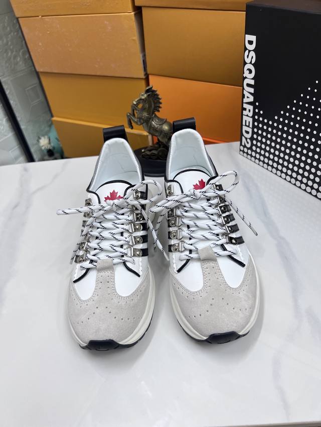 出厂价P 品牌： Dsquared2 尺码：38-45 可定做45，46 等级：高版本 材料： 夏季新款 款式类别：原版进口胶料材质 拼色设计原版弹力防滑大底