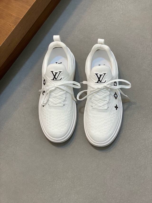 Louis Vuitton 路易威登 -高端品质 原单 -鞋面：品牌飞织布匹、品牌塑胶模块、鞋舌.鞋身.注塑品牌Logo图腾 -内里：品牌帆布 -大底：超轻Tp