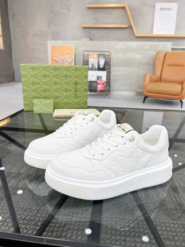 新款男鞋Gucci 最新鞋出货。原单品质 时尚潮流 采用特殊材料 内里网羊皮 全新包装。脚感超舒适，做工简直无可挑剔 码数:男38-45，