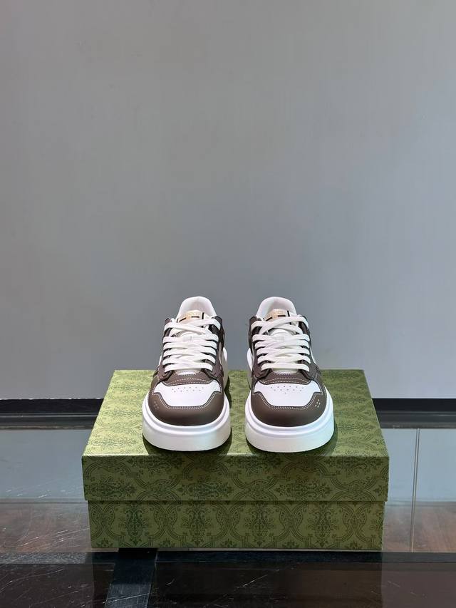 新款男鞋Gucci 最新鞋出货。原单品质 时尚潮流 采用特殊材料 内里网羊皮 全新包装。脚感超舒适，做工简直无可挑剔 码数:38-45