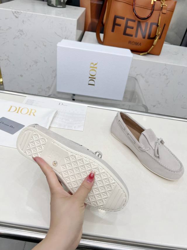 Dior 迪奥春夏新款超轻果冻系列乐福鞋 全新 版面力求打造时尚经典单品 巴黎时装周第一场分量十足的大秀场打造的新品 灵感由D主设计师巧妙结合在完美鞋型上.搭配
