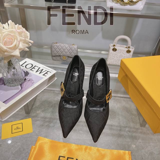 芬迪 秀场专柜新款 单鞋 Fendi 芬迪最新爆款金属饰带单鞋，时尚且兼备功能性的双F金属饰带 ，整体采用锥形鞋尖和搭扣设计 ，配色简约，黑色釉面鞋跟更具精致感
