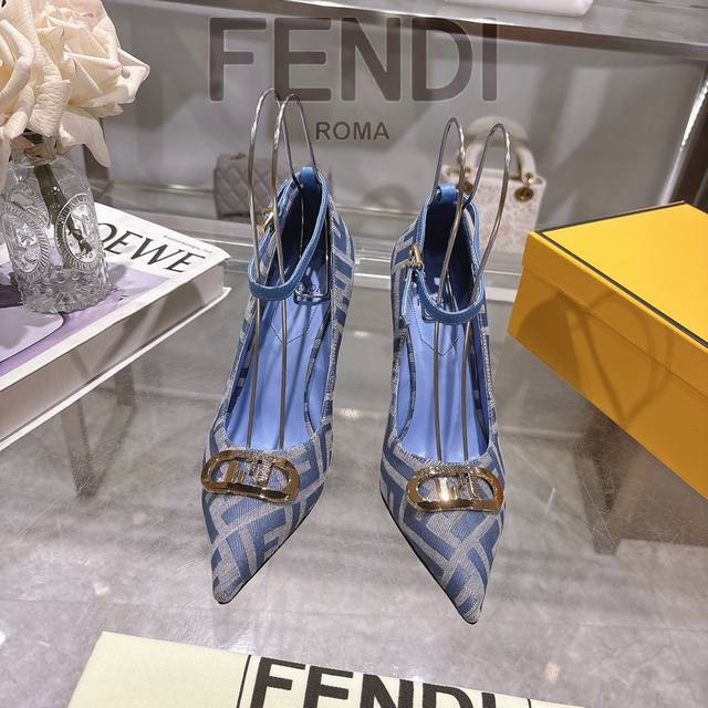 芬迪 2025 秀场专柜新款 单鞋 Fendi 芬迪最新爆款金属饰带单鞋，时尚且兼备功能性的双F金属饰带 ，整体采用锥形鞋尖和搭扣设计 ，配色简约，黑色釉面鞋跟