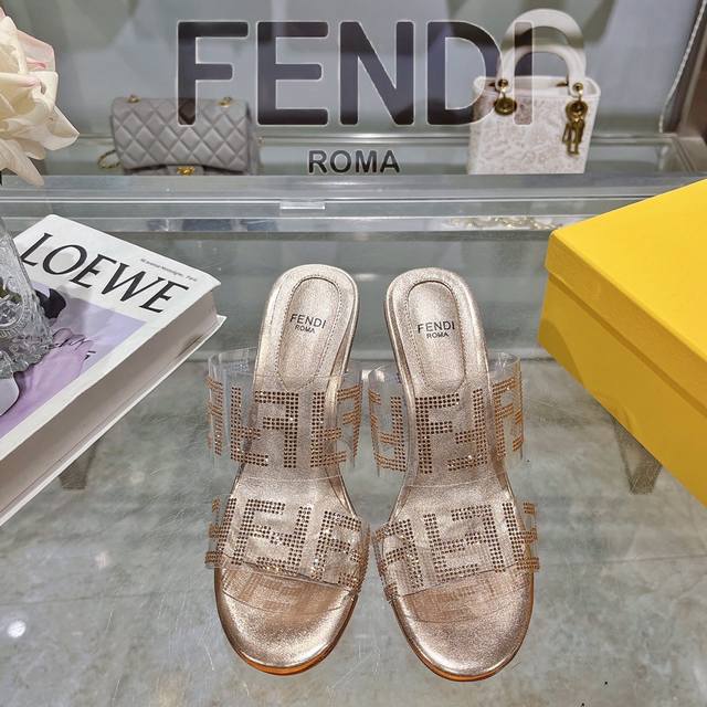 芬迪 Frist 圆头烫钻胶片高跟鞋拖 高版本烫钻系秀场款 真皮大底 Fendi Frist超火超美的秀场款， F形立体鞋跟与Ff彩色烫钻印花的巧妙结合， 展现