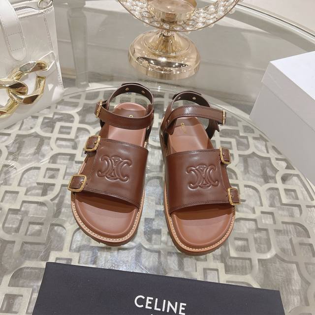 Celine 夏日专属 凯旋门系列厚底凉鞋 赛琳 家族元素设计 金属Logo 凉鞋 超级美 超级减龄 面料：进口小牛皮 钢印压模而成立体感十足 对标对版 内里：