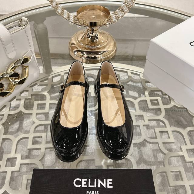 Celine 25Ss春夏新款罗马厚底凯旋门 乐福鞋 度假风必备 赛琳经典款，厚底单鞋 原版本购入开发 专柜最新 面料：进口漆皮 超级柔软舒适 内里：进口羊皮
