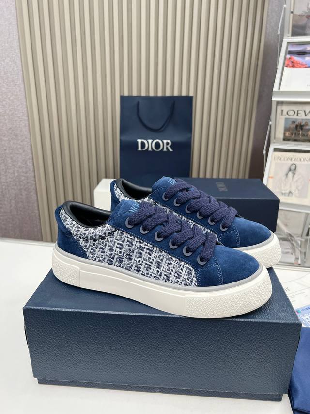 直销 女鞋 女装 女装 Dior迪奥 B33运动鞋 灰色和白色提花面料搭配灰色高丝光反绒牛皮 秋季新品，重新诠释经典的网球鞋，时尚的廓形突显厚实感。采用灰色和白